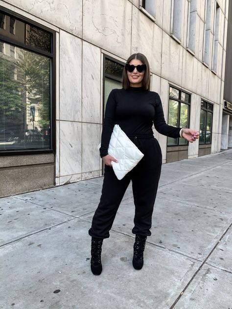 TURTLENECK | JOGGERS | CLUTCH | SUNGLASSES | SIMILAR BOOTIES HOW TO STYLE 90’S OVERSIZED JOGGERS How do you wear... Read the Post Sweatpants Outfit With Heels, Sweatpants With Heels, Outfit Sweatpants, Julia Marie, Oversized Joggers, Outfits Sporty, Eastern Fashion, Oversized Sweatpants, Sporty Fashion