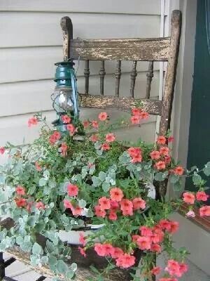 Sitting On The Porch, Chair Planter, Deco Champetre, Old Chairs, Old Chair, Have Inspiration, Garden Containers, Garden Yard Ideas, The Porch