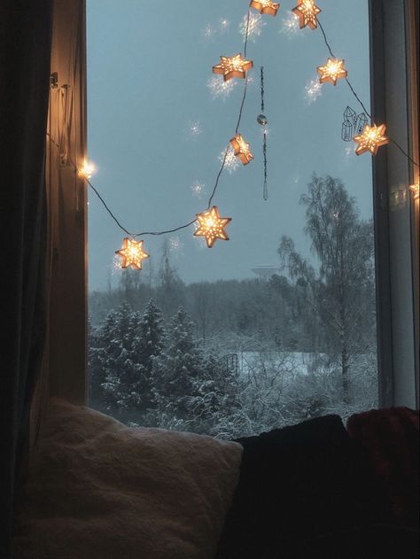 Cozy December Aesthetic, Snowy Room Aesthetic, Christmas Vibes Cozy Wallpaper, Wind Down Aesthetic, Winter Decor Aesthetic, Winter Aesthetic Room, Aesthetic Winter Room, Winter Room Ideas, December Aesthetic Cozy