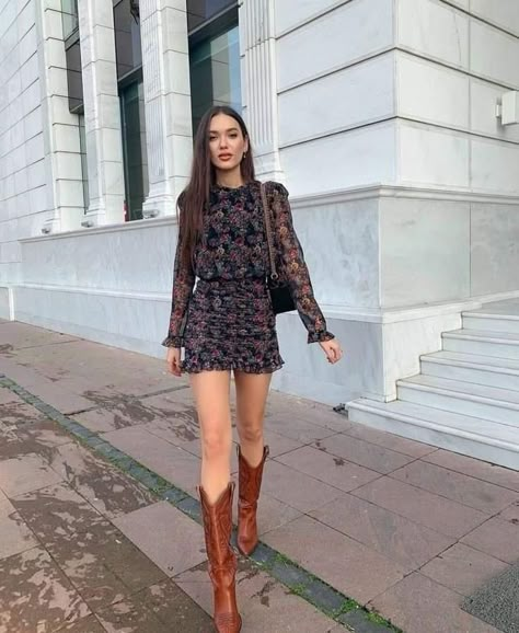 Albania Tirana, Embroidered Cowboy Boots, Outfit Botas, Looks Country, Mode Inspo, Looks Chic, Western Outfits, Outfit Casual, Look Chic