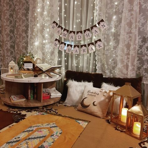 Ramadan Corner Ideas, Ramadan Room Decor, Ramadan Prayer Corner, Ramadan Corner Decoration, Ramdan Decore Ideas, Namaz Corner, Ramadan Home Decorations, Ramadhan Activities, Ramadan Corner