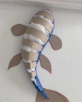 3d Creative Ideas, 3d Art Cardboard, Diy Out Of Cardboard, Cardboard Sea Creatures Template, Things Made Of Cardboard, Fish Wall Art Diy, Paper Mache Fish Diy, Papier Mache Fish, Paper Mache Koi Fish