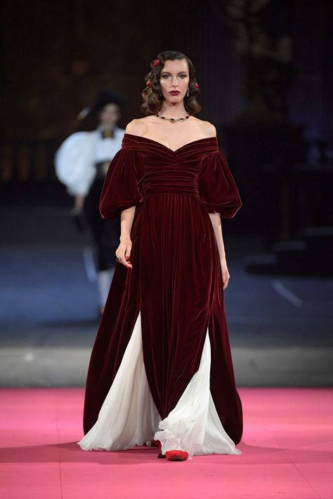 Medieval Inspired Fashion Runway, Elie Saab 2023 Haute Couture Fall Winter, Runway Fashion Couture Dolce & Gabbana, Fashion Dresses 2023, Pink Runway Fashion, Vampire Fashion Aesthetic, White Runway Fashion, Crazy Runway Fashion, Empress Aesthetic