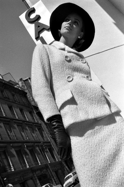 Fashion photo by Brian Duffy for French ELLE, August 1962 1962 Fashion, Brian Duffy, 60s Fashion Trends, Roberto Capucci, 1960's Style, Swinging 60s, 1960's Fashion, Vintage Suits, Fall Inspiration