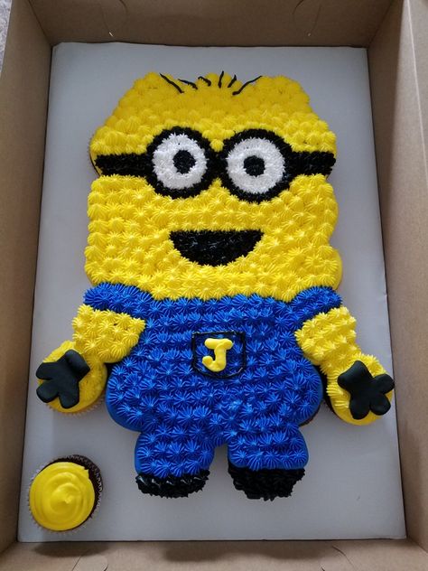 Minion Cupcake Cake, 7th Birthday Boys, Cupcake Arrangements, Geek Birthday, Minion Birthday Cake, Lego Invitations, Minion Cupcakes, Superhero Birthday Cake, Ninja Turtle Cake