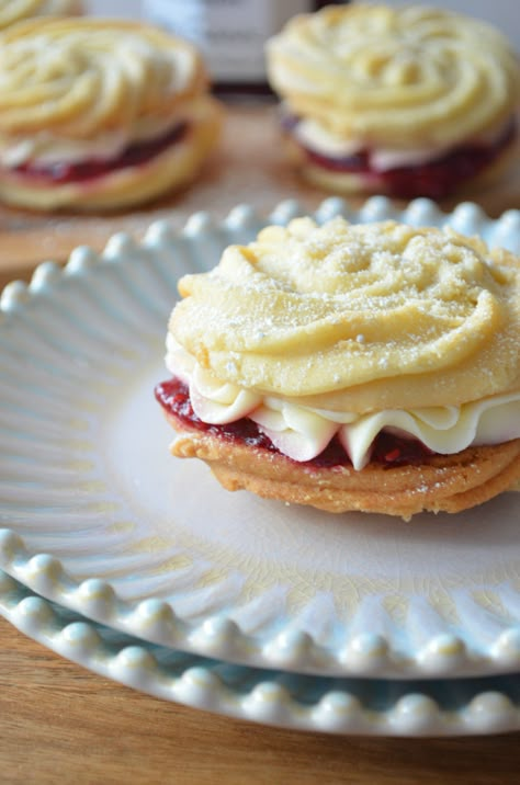 Viennese Whirls, Pastries Recipes, Cakes And Pastries, Bbc Food, Buttery Biscuits, Biscuits Recipe, British Baking, Biscuit Cookies, Strawberry Jam