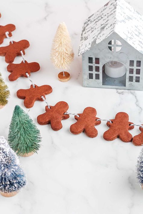 Salt Dough Garland Christmas, Diy Gingerbread Cookies, Gingerbread Man Garland, Gingerbread Garland, Gingerbread House Recipe, Christmas Country, Gingerbread Diy, Crafty Christmas, Gingerbread Man Cookies