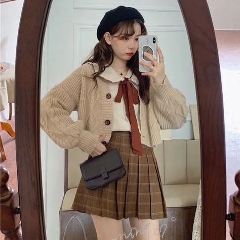 Light Academia Outfits Aesthetic, Light Academia Clothes, Light Academia Fashion, Light Academia Outfit, Academia Aesthetic Outfit, Nerdy Outfits, Plaid Pleated Mini Skirt, Academia Clothes, Academia Outfits