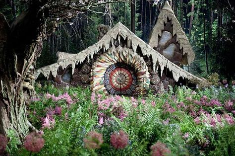 Gingerbread House Dark Fairytale Aesthetic, Hansel And Gretel House, Hunter Movie, Hansel Gretel, Hansel And Gretel, Candy House, Film Disney, Black Witch, House Hunters