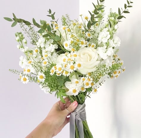 White Daisy Arrangements, Small Daisy Flower Arrangements, Daisy And Greenery Bouquet, Bouquet Wedding Daisy, White Daisy Bridesmaid Bouquet, Daisy Eucalyptus Bouquet, White Roses And Daisy Bouquet, White Daisy Flower Arrangements, Small Eucalyptus Bouquet