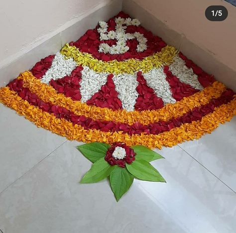 Onam Kolam With Flowers Simple, Gruhapravesam Decoration Ideas Simple, Flowers Rangoli Designs Ideas Simple, House Warming Rangoli, Rangoli Flowers Designs Ideas, Floral Rangoli Designs Diwali, Flower Rangoli Designs Ideas Beautiful, Flower Rangoli Designs Ideas Diwali, Floral Rangoli Designs Flower