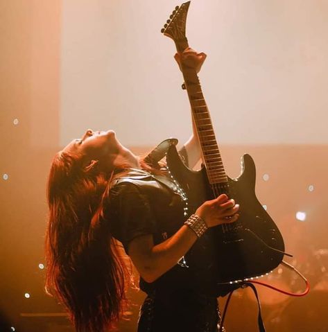 Female Guitarist Aesthetic, John 5 Guitarist, Rockstar Women, Guitarist Aesthetic, Female Rockstar Aesthetic, Bass Guitar Notes, Art Sources, Brown Hair Female, Bass Guitar Chords