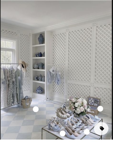 Lattice Wall Indoor, Lattice Ceiling, Lattice Wall, Home Atelier, Pool House Plans, Trellis Wallpaper, Garden Shelves, House Of Turquoise, Florida Room