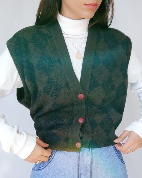 Vintage Vest Outfit, Gender Outfits, Short Sleeve Sweater Outfit, Vintage Sweater Outfit, 80s Sweater Vest, Outfit Sweater Vest, Cool Fall Outfits, Corset Crochet, Sweater Vest Outfit Women