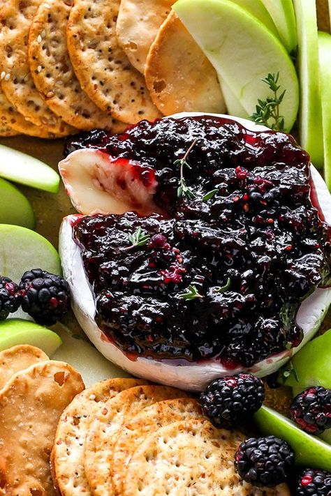 This quick and easy 15-minute baked brie recipe is topped with blackberry jam and paired with apples to create the ultimate appetizer recipe meets tailgate food.#appetizerrecipes #tailgatefood #tailgaterecipes #bakedbrie #bakedbrierecipes #holidayappetizers #christmasappetizers Salmon Dip Recipes, Easter Appetizer, Last Minute Appetizer, Homemade Tahini, Veggie Chips, Delicious Appetizer Recipes, Party Appetizers Easy, Blackberry Jam, Quick Appetizers