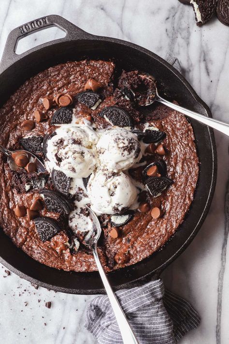 Bjs Oreo Pizookie Recipe, Cookies And Cream Pizookie Recipe, Bjs Cookies And Cream Pizookie Recipe, Oreo Pizookie Recipe, Peanut Butter Oreo Cookies, Pizookie Recipe, Salted Caramel Chocolate Tart, Pizza Cookie, Skillet Desserts