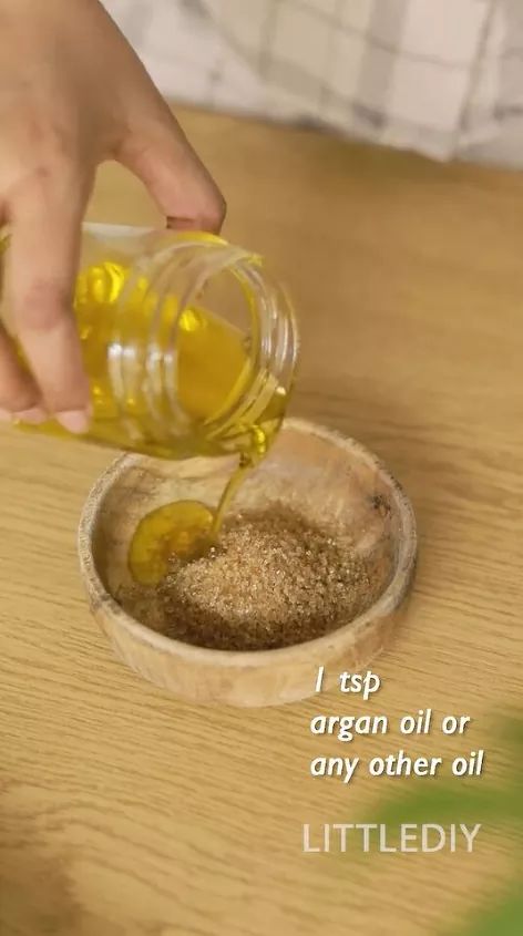 This is a guide on a DIY sugar scalp scrub. Learn how to make a scalp scrub in this quick tutorial. Argan Oil Shampoo, Hair Scrub, For Healthy Hair, Scalp Scrub, Diy Scrub, Dress Alterations, Bald Head, Healthy Hair Growth, Promotes Hair Growth