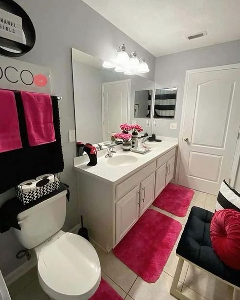 Niki Decoration Baddie Bathroom Ideas Aesthetic, First Apartment Decorating Bathroom, 2000s Bathroom Aesthetic, Dream House Decor Bathroom, Pink And White Apartment, Girly Bathroom Aesthetic, Pink And Black Bathroom Ideas, Black And Pink Bathroom, Boujee Bathroom