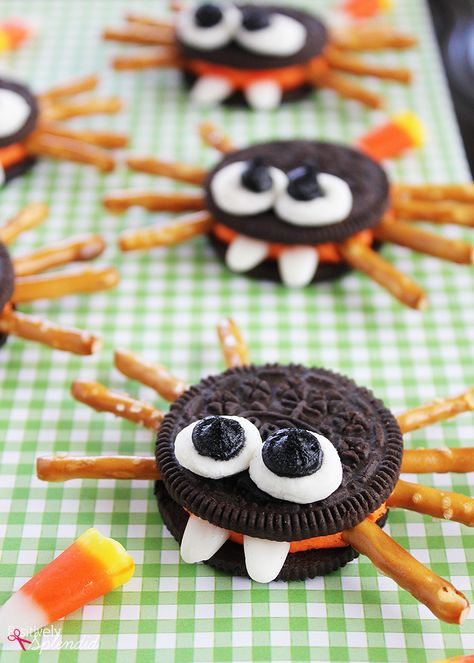 Adorable Oreo cookie spiders are a perfect Halloween food craft to make with kids! #hugthemess Halloween Food Crafts, Halloween Oreos, Halloween Snacks For Kids, Postres Halloween, Recetas Halloween, Kids Halloween Food, Dekorasi Halloween, Halloween Fruit, Halloween Party Snacks