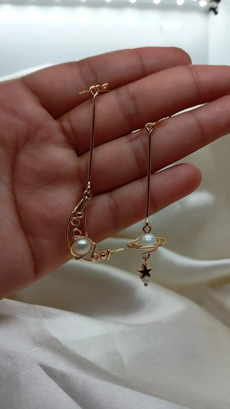 Homemade Pearl Earrings, Cute Wire Jewelry, Jewelry Wire Diy, Earrings Ideas Aesthetic, Homemade Earring Ideas, Diy Wire Charms, Diy Wire Pendant, Wire Earrings Diy, Diy Wire Jewelry Tutorials