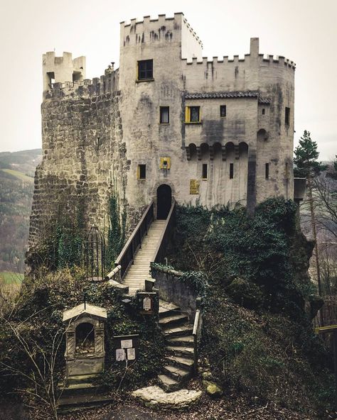 Castles In The World on Instagram: “Burg Grimmenstein Austria 🇦🇹 - #repost @max_pawlikowsky - #burg #schloss #castle #borgo #chateau #castello #castillo #zamek #castelo…” Old Castle, Old Abandoned Houses, European Castles, Abandoned Castles, Castle Ruins, Fantasy Castle, Beautiful Castles, Old Church, Medieval Castle