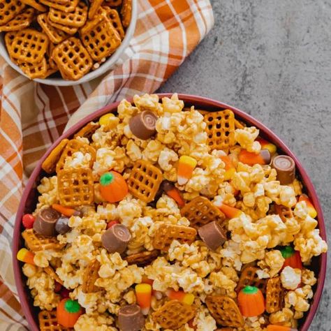 Fall Popcorn Snack Mix Corn On The Cob Popcorn Bags, Popcorn Snack Bar, Popcorn Trail Mix Recipes, Thanksgiving Popcorn, November Snacks, Fall Popcorn Mix, Fall Popcorn Mix Recipes, Popcorn Snack Mix Recipes, Popcorn Recipes Cheese