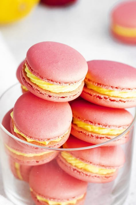 Strawberry Lemonade Macarons, Strawberry Lemon Macarons, Strawberry Lemon Recipes, Citrus Macarons, Spring Macarons, Beautiful Macarons, Macaron Shop, Macaroon Filling, Lemon Macaroons