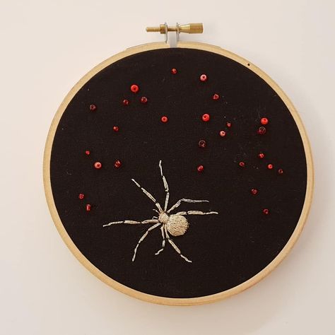 Evelyn Lovelace в Instagram: «March project. First proper attempt with metallic yarn, which is a real pain to work with. #spider #redbackspider #embroidery #broderie…» Embroidery Spider, Redback Spider, Spider Embroidery, Metallic Yarn, Embroidery And Stitching, Cute Crafts, Dia De Muertos, Diy Fashion, Diy Clothes