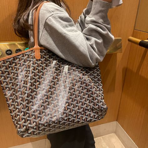 Goyard Aesthetic, Brown Goyard, Goyard St Louis Tote, Goyard Tote, Summer Sweatshirt, Goyard Bag, Daily Outfit Inspiration, Future Outfit, Luxury Purses