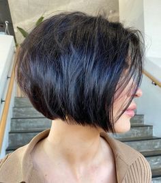 Chin Length Bob for Thick Hair Bob Inversat, Bob Lung, Ombre Wavy Hair, Line Bob Haircut, Straight Bob Hairstyles, Corte Bob, Bob Hairstyles For Thick, Beautiful Haircuts, Medium Bob Hairstyles