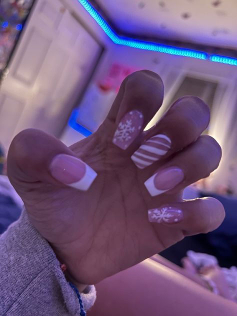 Cute Nail Designs For Christmas, Short Nails Inspo Christmas, Nail Inspired Christmas, Christmas Nails Gels, Nails Acrylic For Christmas, Nail Ideas Xmas, Cute Christmas French Tip Nails, Christmas Acrylics Short, Christmas Nails White French Tip