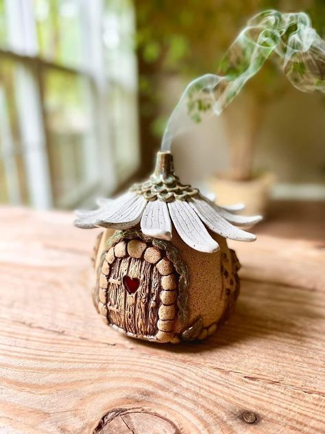 Clay House Incense Holder, Air Dry Clay Incense Burner, Pottery Incense Burner, Diy Incense Holder, Clay Fairy House, Ceramic Incense Holder, Ceramic Incense, Air Dry Clay Projects, Clay Diy Projects