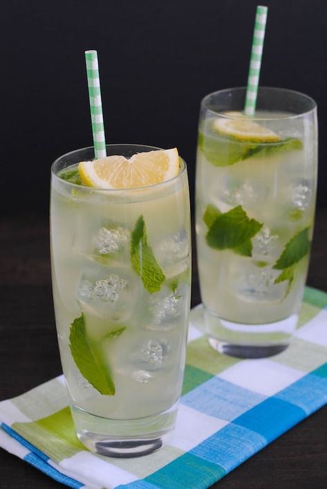 Lemonade Beyonce, Glace Fruit, Honey Lemonade, Savory Foods, Mint Lemonade, Fresh Drinks, Homemade Lemonade, Lemonade Recipes, Honey Recipes