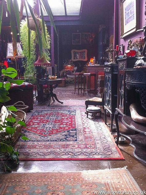 bohemian salon | Stunning Bohemian Apartment (Premier) | Inspiration Salon Dark Bohemian Decor, Apartment Bohemian, Victorian Bohemian Decor, Dark Bohemian, Bohemian Decor Inspiration, Lots Of Plants, Bohemian Interior, Bohemian Living, Decoration Inspiration