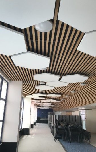 Fabrication Ceiling Design, Office Lobby Ceiling Design, Hexagon Office Design, Hexagon Ceiling Design, Cielorrasos Ideas, Office Ceiling Ideas, Fabric Ceiling Ideas, Wooden Ceiling Design, Pvc Ceiling Design