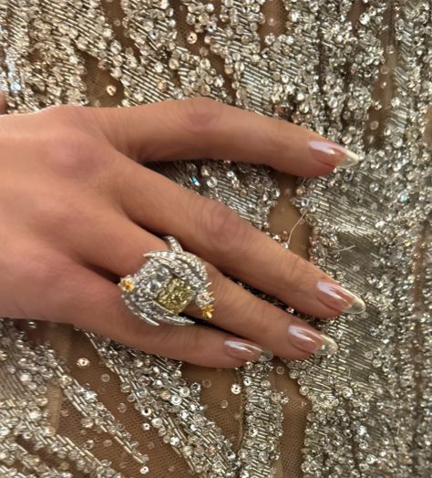 Jennifer Lopez's Otherworldly Butterfly Nails Were a Met Gala Winner | Vogue Jennifer Lopez Met Gala, Met Gala Nails, Met Gala Aesthetic, Bee Nail Designs, Gala Nails, Tom Bachik, Bumble Bee Nails, Bee Nails, Butterfly Nails