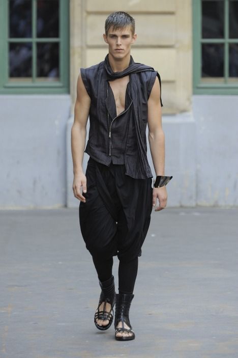 sondzio Futuristic Mens Fashion, Gothic Male, Beach Goth, Outfit Male, Street Style Magazine, Goth Outfit, Gay Fashion, Style Magazine