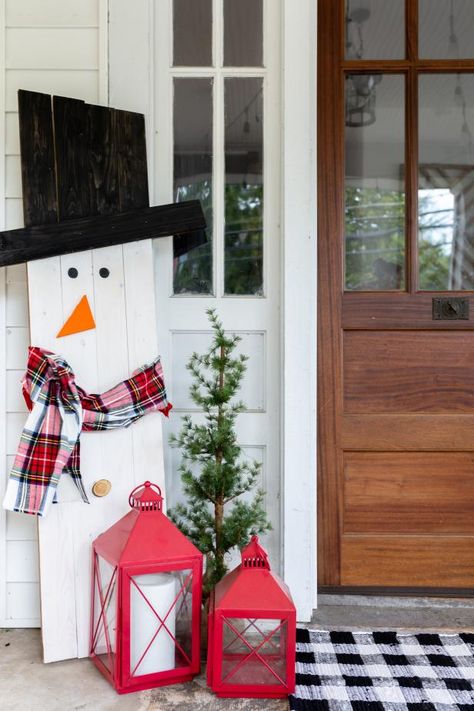 85 DIY Christmas Door Decorating Ideas | Holiday Door Decorations | HGTV Outdoor Snowman, Diy Snowman Decorations, Porch Diy, Diy Scarecrow, Holiday Door Decorations, Diy Christmas Door, Front Door Christmas Decorations, Snowman Christmas Decorations, Diy Snowman