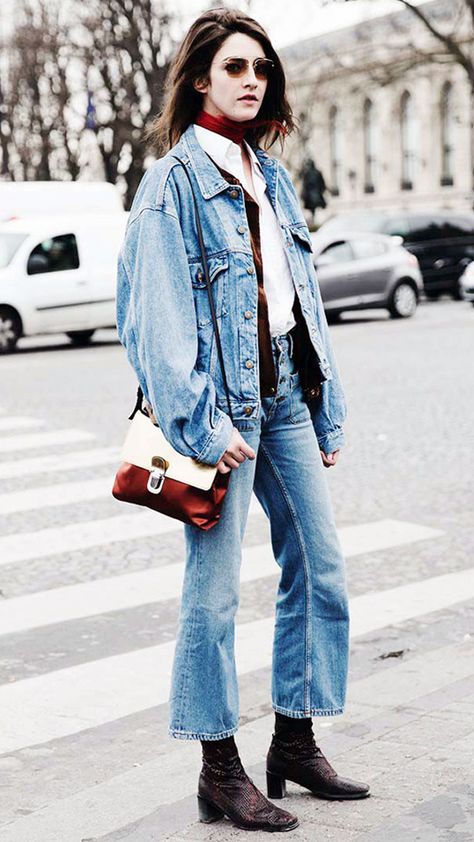 Calça cropped com skinny boots Double Denim Outfit, Casual Denim Outfits, Moda Denim, Oversized Jean Jacket, Denim Day, Denim On Denim, Cropped Flare Jeans, Double Denim, Jean Trends