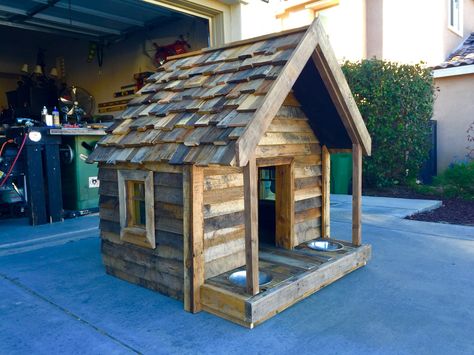 Pallet dog house made with pallet wood and 2x4's and plywood structure. Cubby House Plans, Igloo Dog House, Pallet Dog House, Build A Dog House, Upcycle Diy, Large Dog House, Dog House Plans, Cool Dog Houses, Easiest Dogs To Train