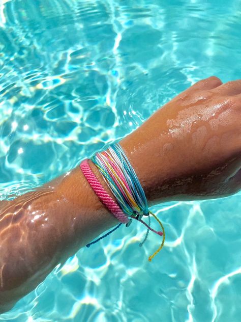 Puravida Bracelet Stack, Bright Preppy Aesthetic, Beach Jewelry Bracelets, Preppy Pura Vida Bracelets, Puravida Bracelets Aesthetic, Pura Vida Bracelet Stack, Preppy Wrist, Pura Vida Bracelets Stacked, Pura Vida Bracelets Aesthetic