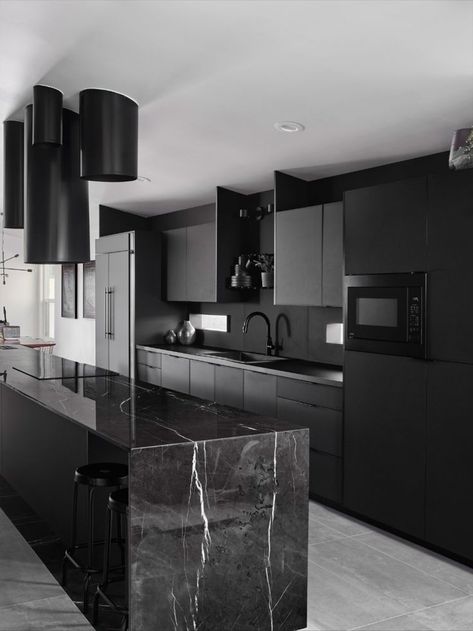 Modern Black Kitchen, تصميم داخلي فاخر, تصميم للمنزل العصري, Appartement Design, Contemporary Kitchen Design, Luxury Kitchen Design, Hus Inspiration, Kitchen Inspiration Design, Luxury House Designs