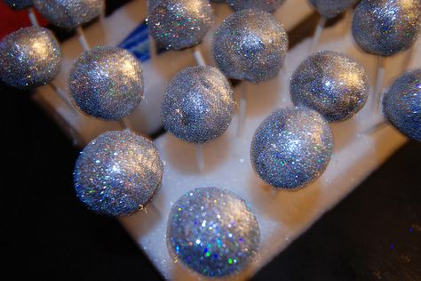 Disco cake pops! How FAB 4 a tween's party?!? @Tammy Tarng Tarng Reigert for summer's bday party?! Disco Cake Pops, Disco Ideas, Glitter Cake Pops, Disco Cake, 70s Disco Party, Disco Birthday Party, Ball Cake, 70s Party, Super Party