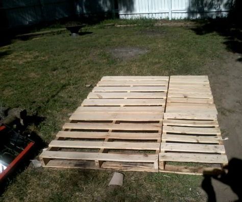 This project is a do-it yourself way to build your own low-cost, low-profile bed frame by recycling pallet wood. Pallet Wood Bed, Wood Bed Frame Queen, Wood Pallet Bed Frame, Pallet Bed Frame Diy, Bed Frame Queen Size, Low Profile Bed Frame, Wood Pallet Beds, Pallet Bed Frames, Pallet Bed Frame