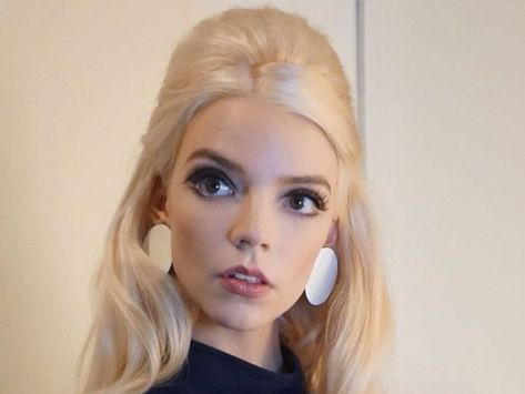 Anya Taylor Joy Makeup, Anya Taylor Joy Hair, 70’s Hair And Makeup, 60s Mod Makeup, 60s Makeup And Hair, 60s Hair And Makeup, 1960s Hair And Makeup, Joy Hair, Mod Makeup