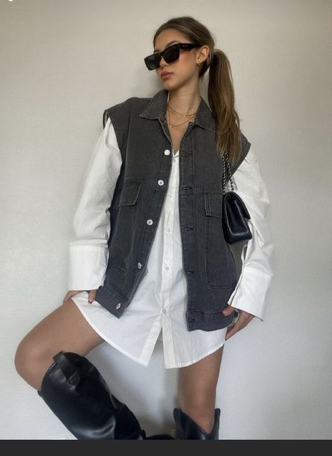 Outfits With Utility Vest, Denim Vest Oversize, Vintage Denim Vest Outfit, Long Denim Vest Outfit, Jeans Vest Outfits For Women, Black Jean Vest Outfit, Cargo Vest Outfits For Women, Oversized Denim Vest Outfit, Black Denim Vest Outfit