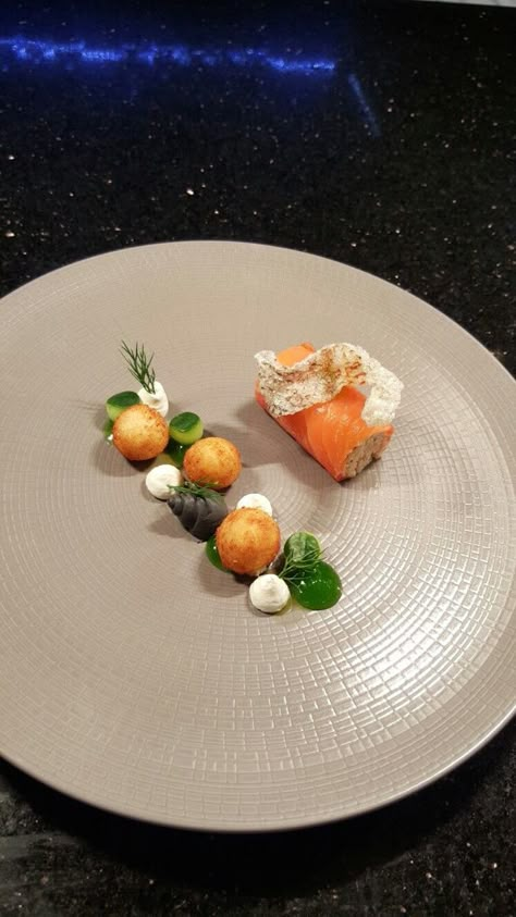 Smoked Salmon Roulade, Roulade Plating, Salmon Plating, Gourmet Salmon, Fine Dining Ideas, Cucumber Pickled, Salmon Roulade, Fancy Food Presentation, Cheese Mousse