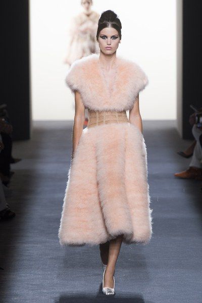 See the full Fall 2018 haute couture collection from Fendi. Mode Rose, Fur Dress, Collection Couture, Cocktail Outfit, Fur Clothing, Pink Fur, Outfits 2017, Fashion Runway, Couture Week