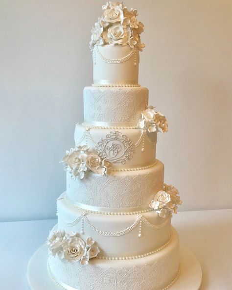 . Sparkly Wedding Cakes, Bridal Cakes, Fancy Wedding Cakes, Extravagant Wedding Cakes, Royal Wedding Cake, Big Wedding Cakes, Art Museum Wedding, Vintage Wedding Cake, Dream Beach Wedding