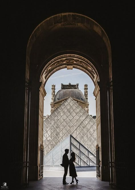 Louvre Couple Photo, Louvre Museum Photoshoot, The Louvre Photoshoot, Louvre Museum Photography, Paris Couple Photos, Louvre Museum Photo Ideas, Couple Photoshoot Paris, Louvre Pictures Ideas, Louvre Museum Outfit